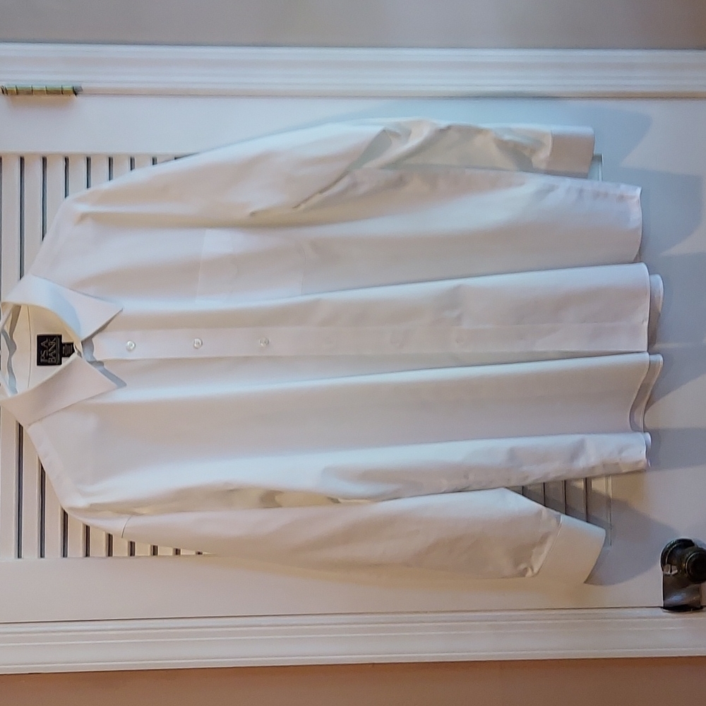JOS A BANK TRAVELERS WHITE SHIRT 100% COTTON SIZE 17 35